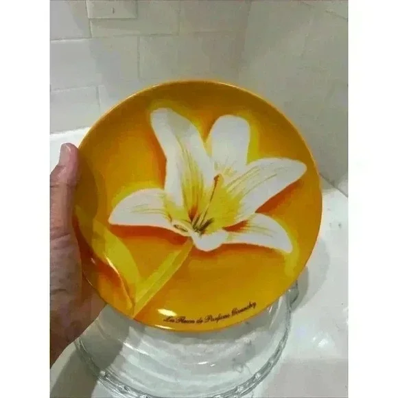 Givenchy Parfums Collector Plate Yellow & White Lily Flower 8 1/2" Across Floral - Picture 1 of 10